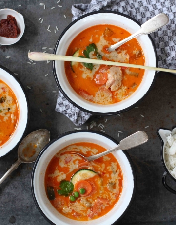 Tom Kha Gai: Thailändische Suppe mit Kokosmilch und Hühnchen