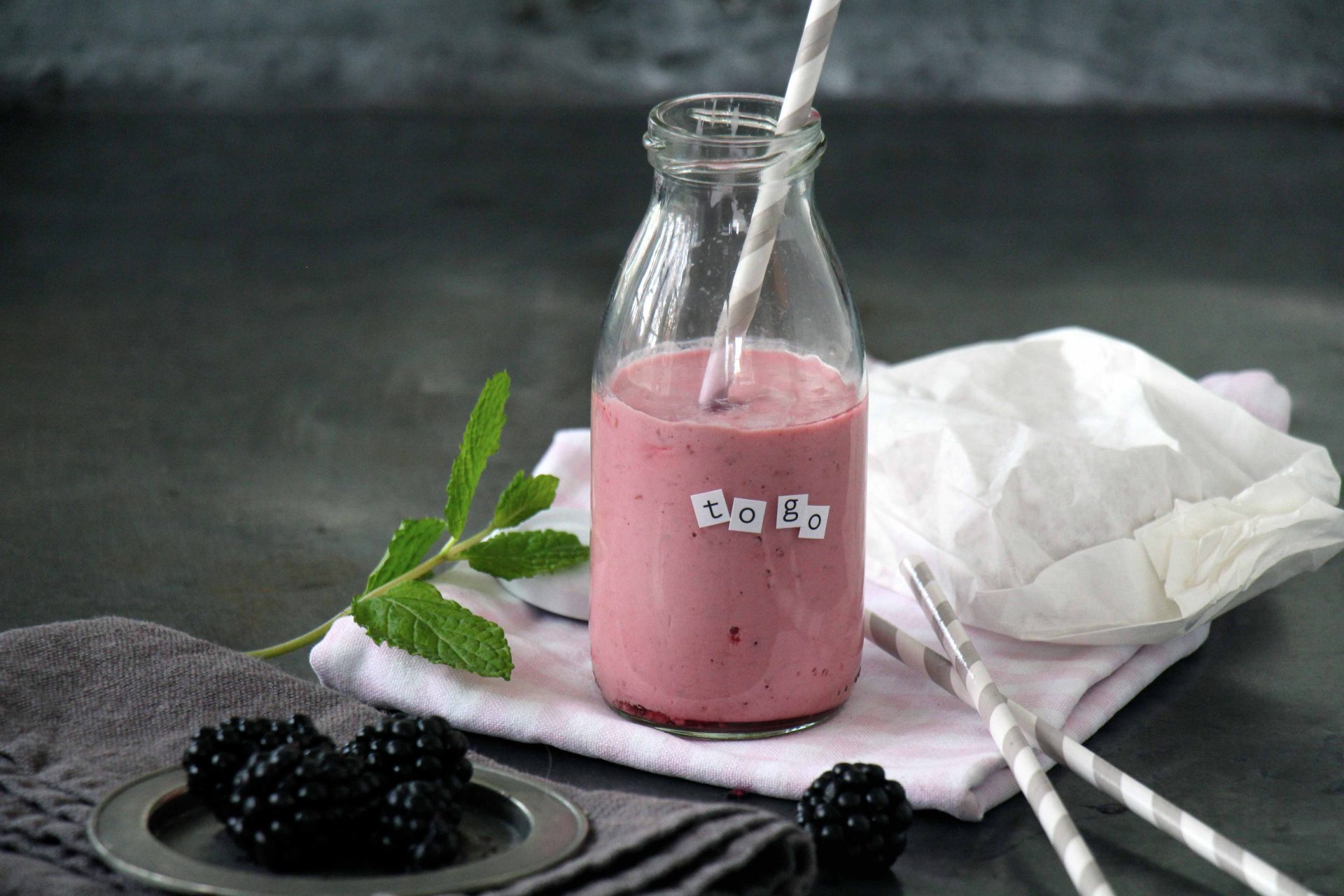 Smoothie Rezept mit frischen Beeren - einfach, schnell, lecker! #smoothie #frühstück #Beeren #sommer #rezept #einfach #schnell #günstig