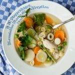 Hühnersuppe selber kochen - so einfach geht's #hühnersuppe #omasrezepte #rezepte #gesund #einfach #hühnerbrühe