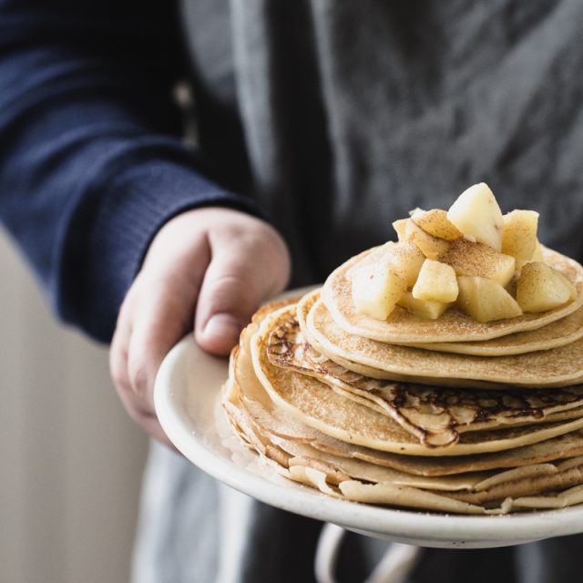 Eierpfannkuchen mit Apfel