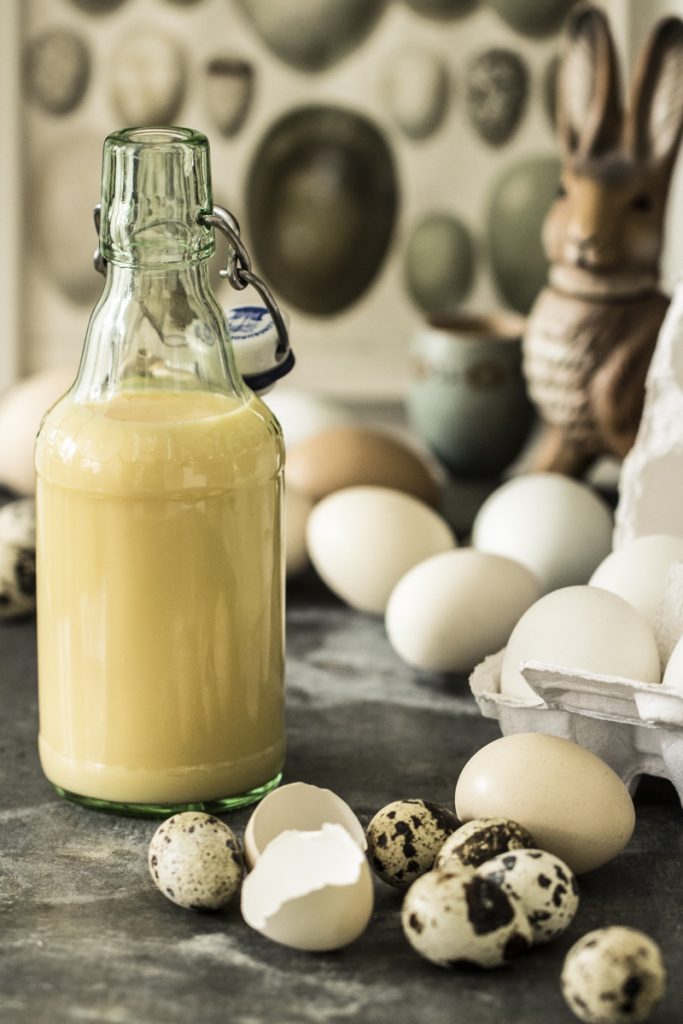 Eierlikör mit Sahne, Vanille und Wodka ganz einfach selber machen : Klassiker zu Ostern #ostern # eggnogg #eierlikör #geschenkeausderküche #rezepte