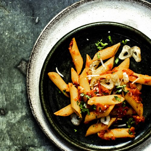 Penne arrabbiata der italienische Pasta-Klassiker ist schnell gemacht - so einfach geht's! #pasta #pennearrabbiata #penne #rezept # nudeln #einfach