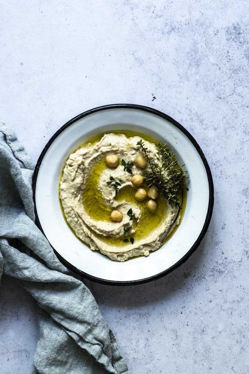 Hummus Grundrezept - einfache Kichererbsencreme - so geht's! #hummus #kicherbsen #kichererbsencreme #mezze #dip