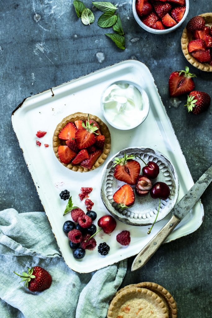 Erdbeer Tartelettes: Knackiger Mürbeteig, cremige geschlagene Mascarpone und frische Erdbeeren - so schmeckt der Sommer! #sommer #tartelettes #minitartelettes #erdbeeren #gebäck #erdbeerkuchen