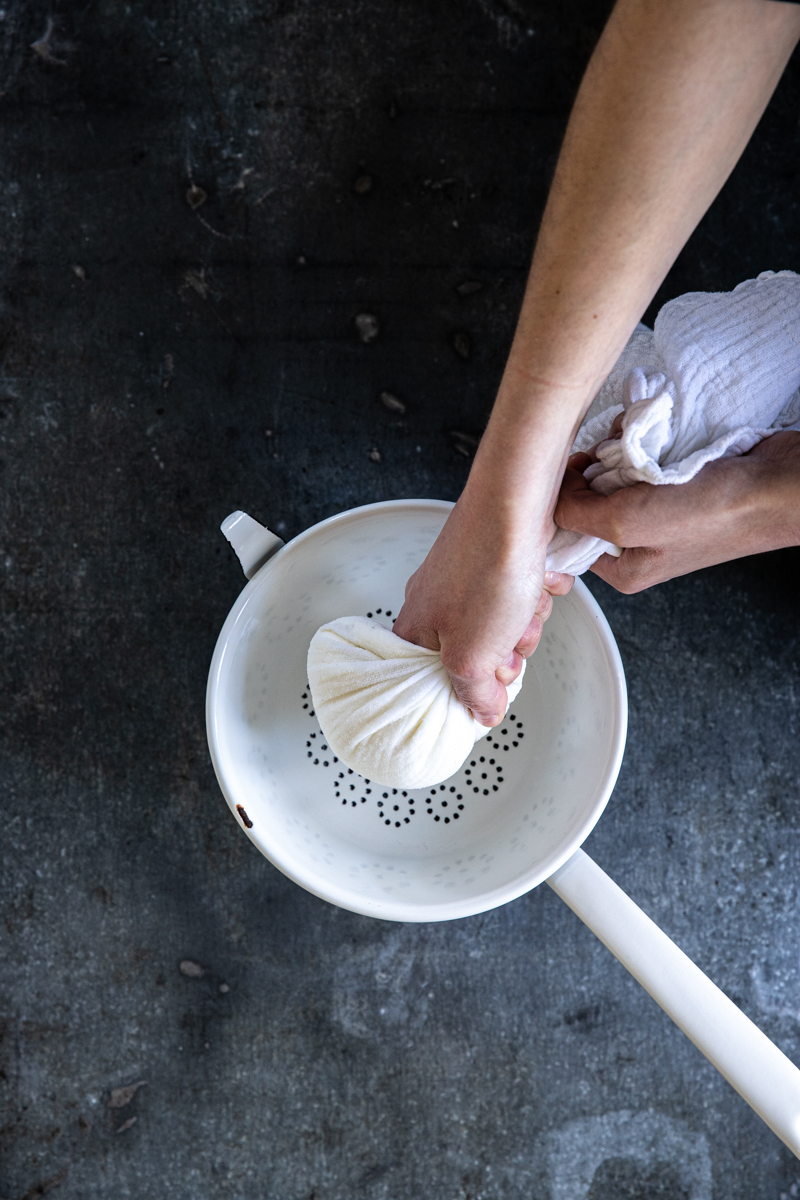 Rezept für Labneh - selbst gemachter Frischkäse aus Joghurt- so einfach geht's #rezept #labneh #frischkäseselbermachen #einfach