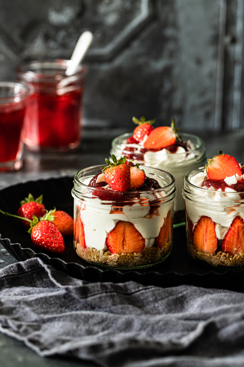Cheesecake im Glas mit Erdbeeren #einfach #dessert #sommerdessert #erdbeerdessert