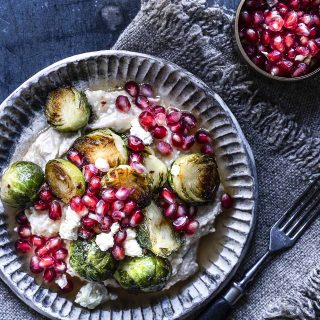 Gebratener Rosenkohl mit Orangenbutter, Hummus und Granatapfelkernen