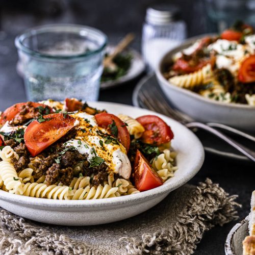 Türkische Pasta mit Hackfleisch und Joghurtsauce